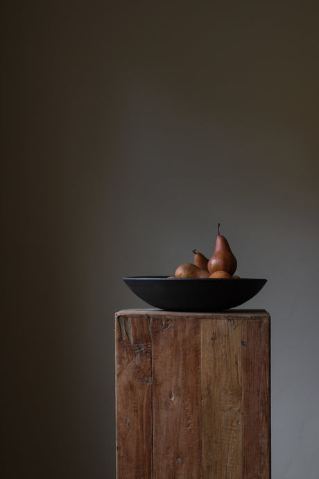 Handmade black fruit bowl – Elegant, large, smooth centerpiece for kitchen display. This sculptural bowl combines simplicity with bold character, making it perfect for showcasing vibrant fruits or serving at gatherings. Its generous size is ideal for seasonal produce, blending artful design with functionality. A timeless addition to any home, this black bowl offers both beauty and practicality.